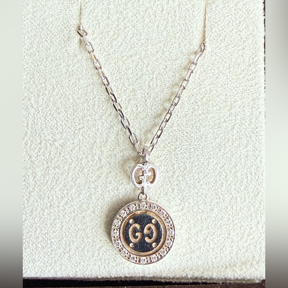 Gucci VVS Diamond & 18k White Gold GG Necklace with 16" chain (18k) - Picture 3 of 11